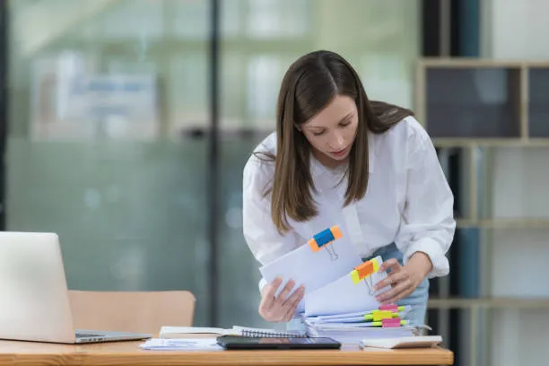 admin femme qui consulte des dossiers - solest energies - alsace