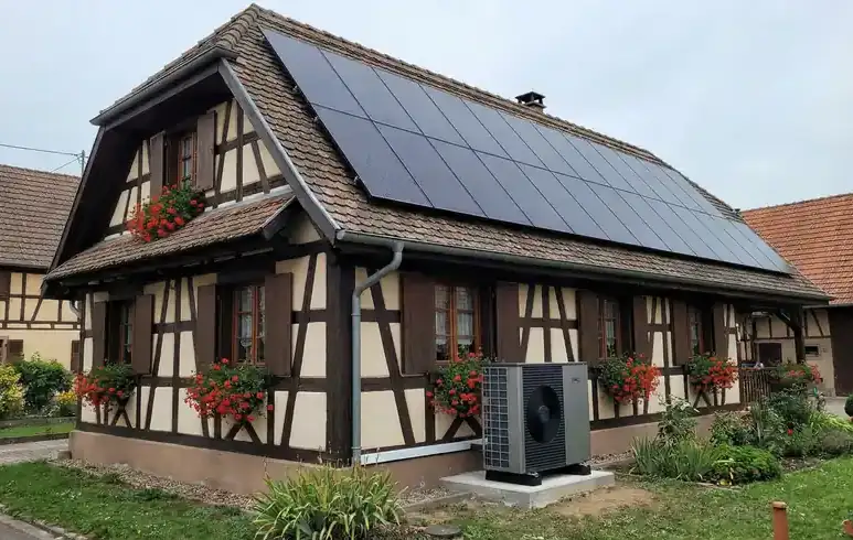 Installation combinée pompe à chaleur air-eau et panneaux photovoltaïques sur maison à Molsheim (Bas-Rhin 67) - SOLEST ÉNERGIES