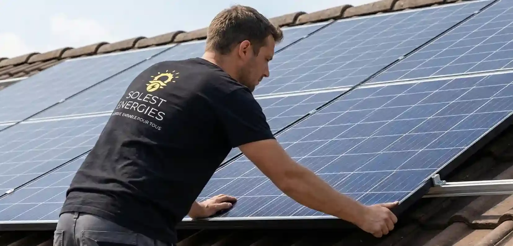 Technicien Solest Energies qui installe des panneaux photovoltaïques