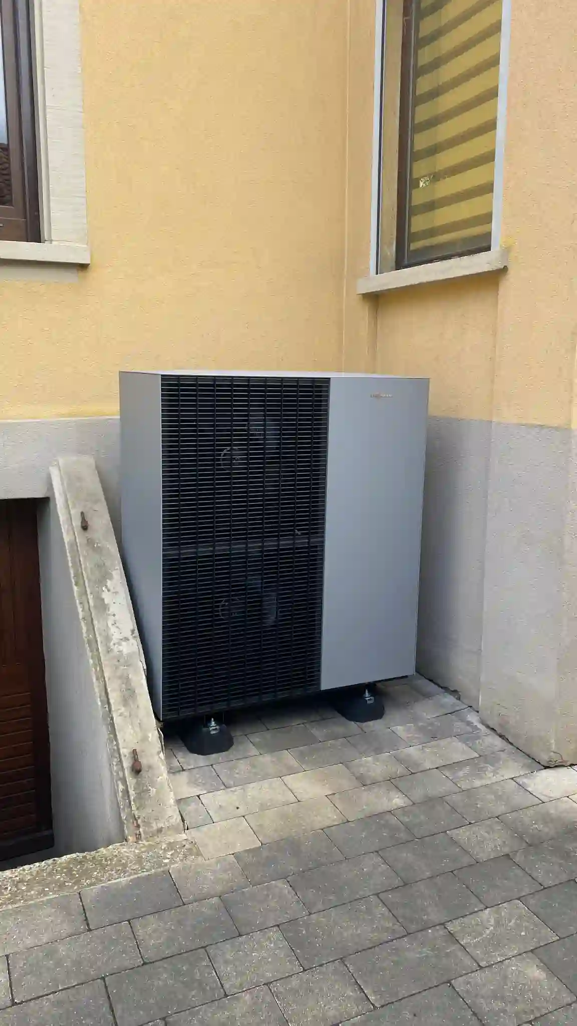 Pose de l'unité extérieure pompe à chaleur Viessmann à Lipsheim dans le Bas-Rhin par Solest Énergies