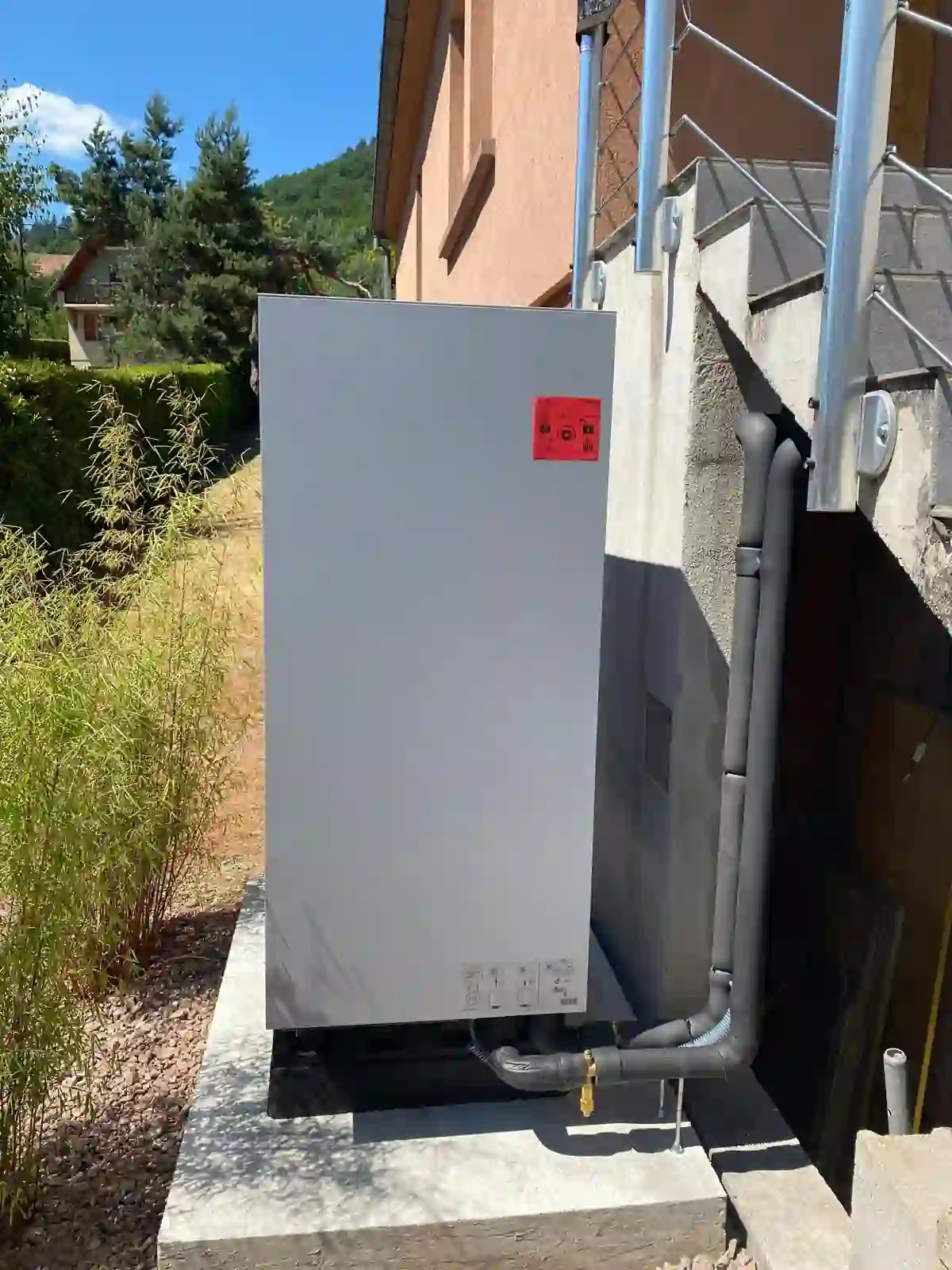Pompe à chaleur air-eau R290 haute température à Liepvre — unité extérieure, vue rapprochée