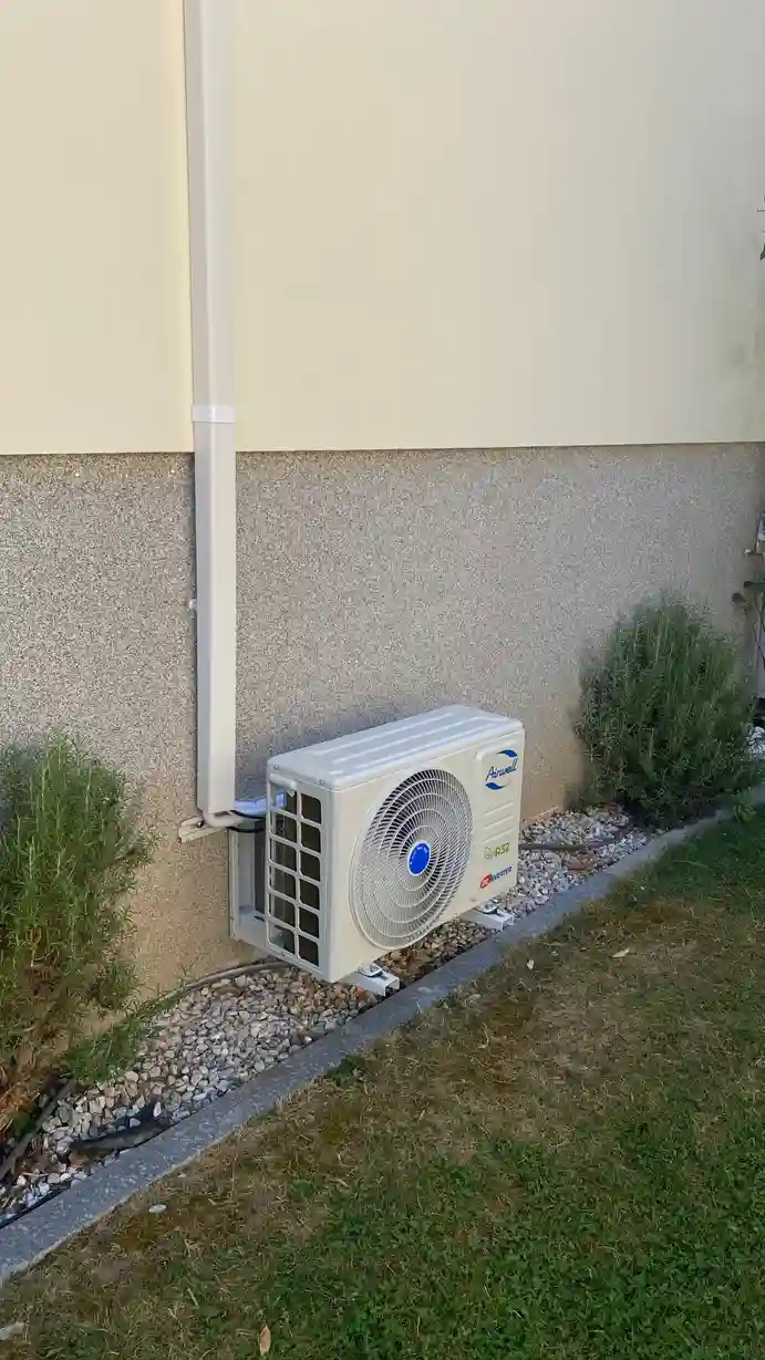 Climatisation réversible Airwell installée à Colmar — unité extérieure