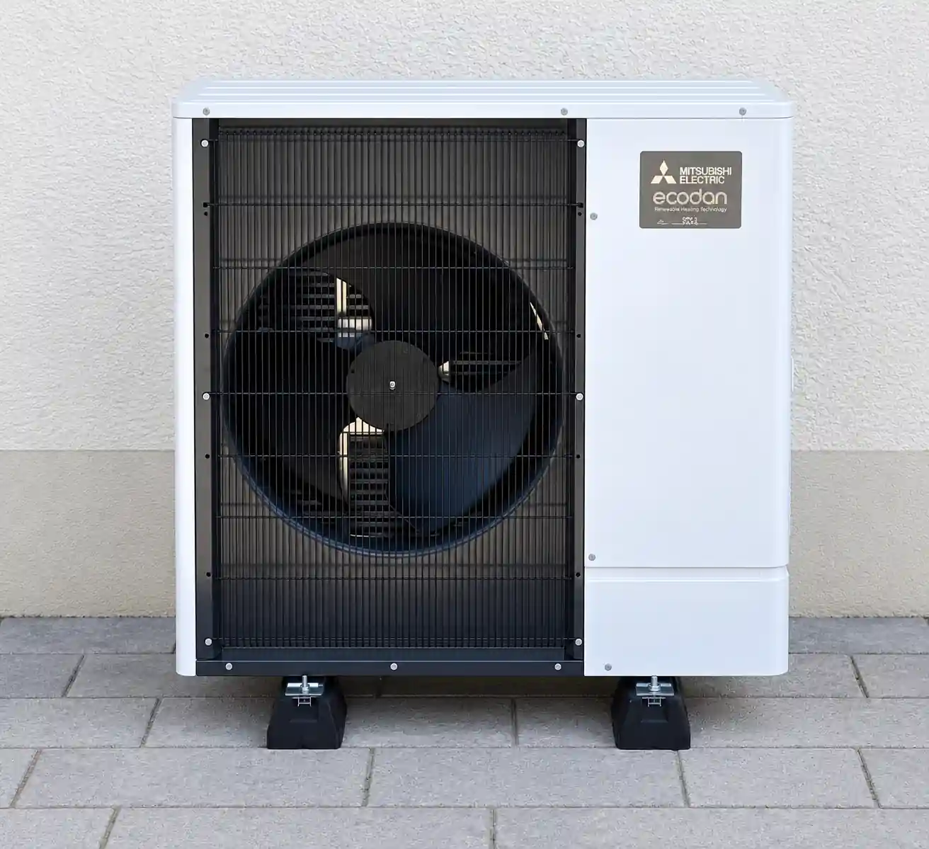 Pompe à chaleur Ecodan Mitsubishi Electric à Lingolsheim, unité extérieure installée en remplacement d'une chaudière gaz à condensation