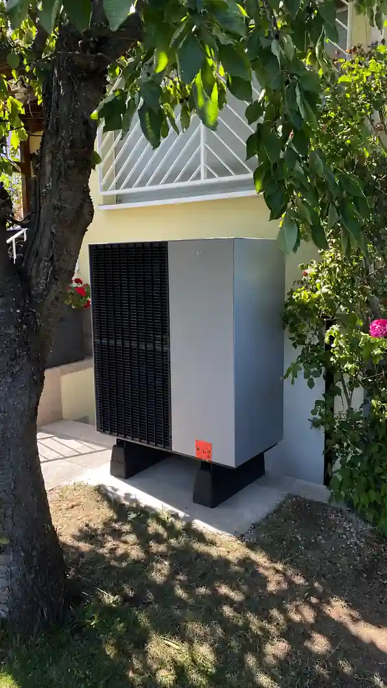 Pompe à chaleur air-eau R290 Viessmann installée à Colmar — unité extérieure