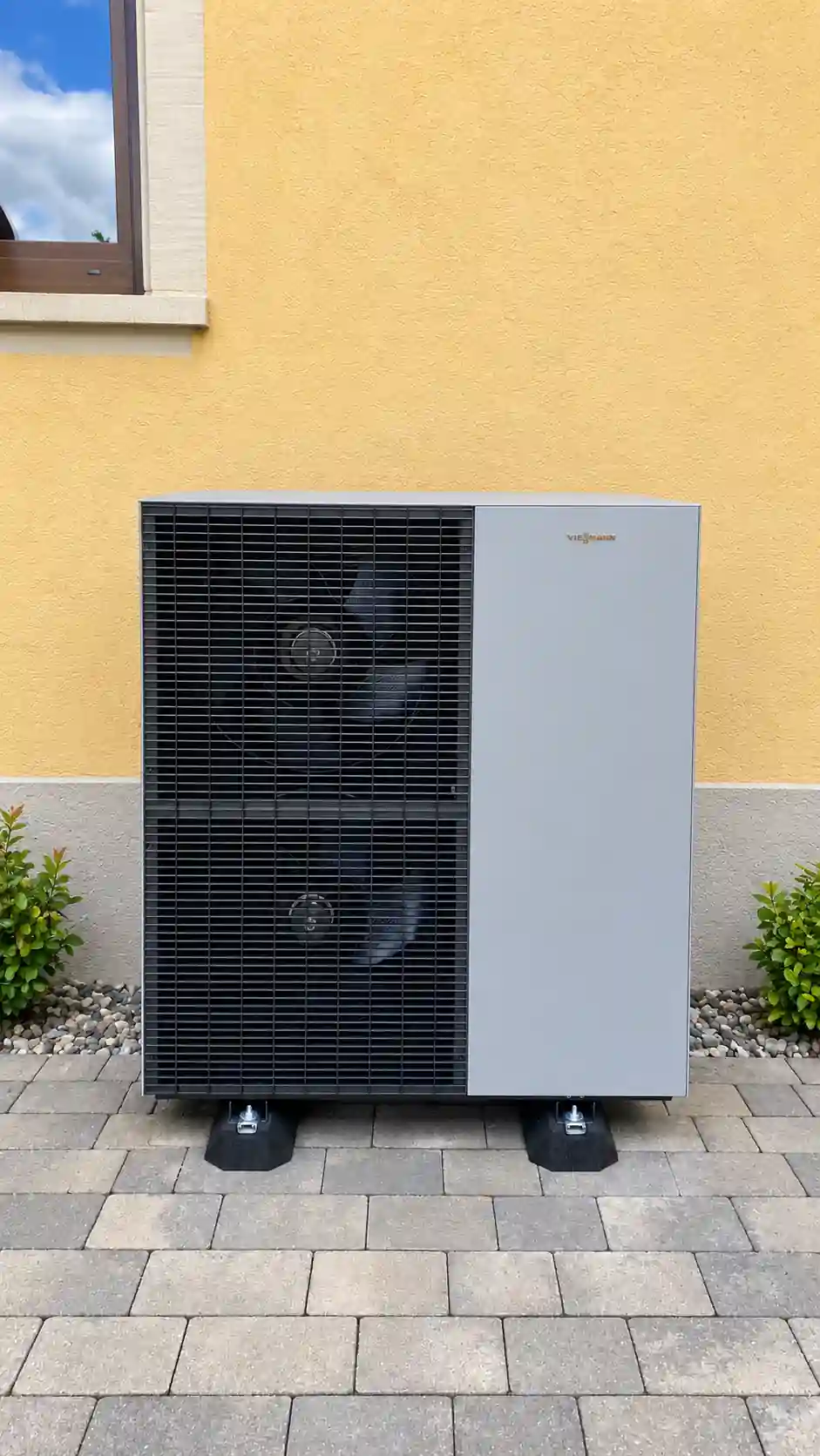 Unité extérieure Viessmann Vitocal 150 R290 d'une pompe à chaleur air-eau, chantier de Solest Énergies à Barr