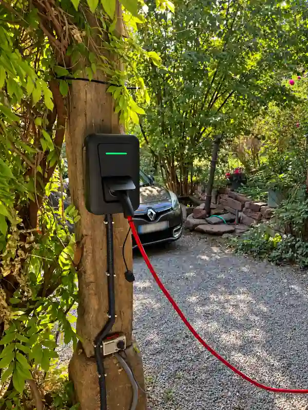 Borne de recharge intelligente Hager Witty Plus de 7,4 kW installée à Schalkendorf