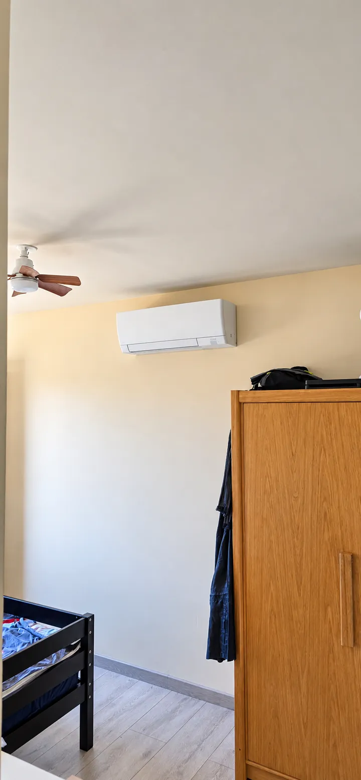 Unité intérieure murale Mitsubishi Electric MSZ-AY15 installée dans une chambre à Oberhergheim