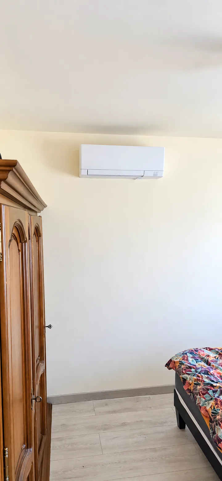 Climatisation réversible Mitsubishi Electric posée dans la deuxième chambre d'une maison Phénix à Oberhergheim