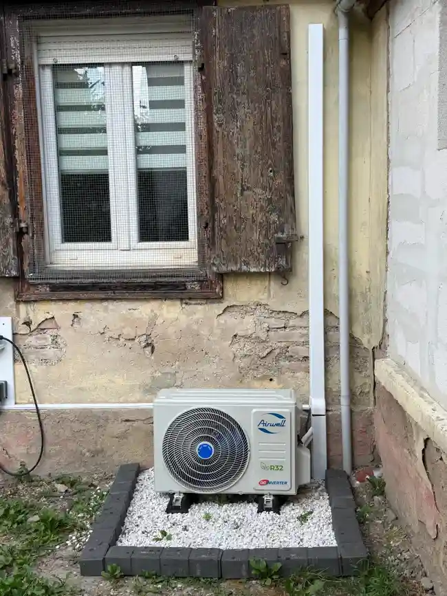 Unité extérieure de la climatisation réversible Airwell installée à Strasbourg, quartier de la Robertsau