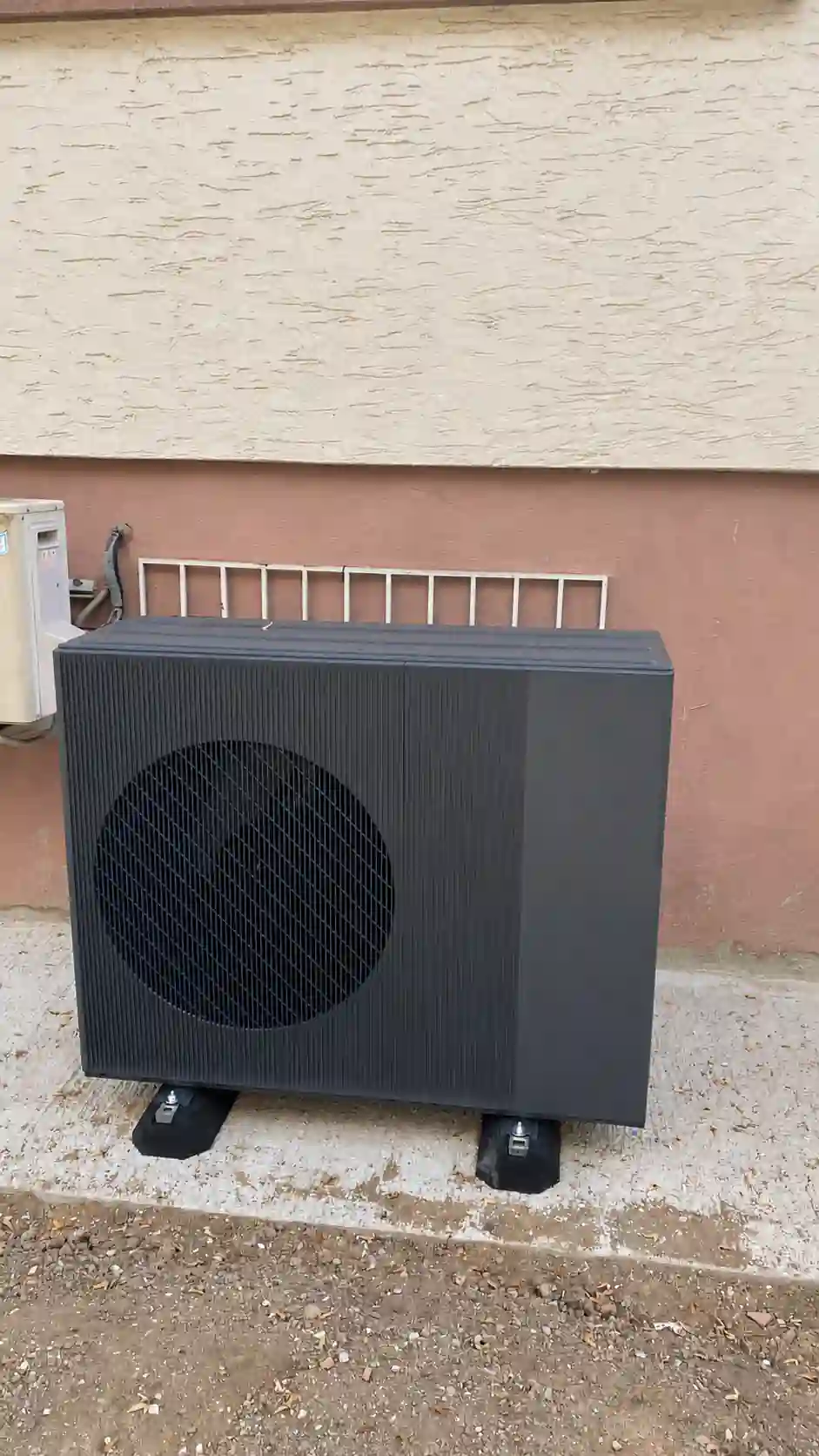 Unité extérieure de la pompe à chaleur air-eau R290 AUX France TITAN 14 kW à Fegersheim