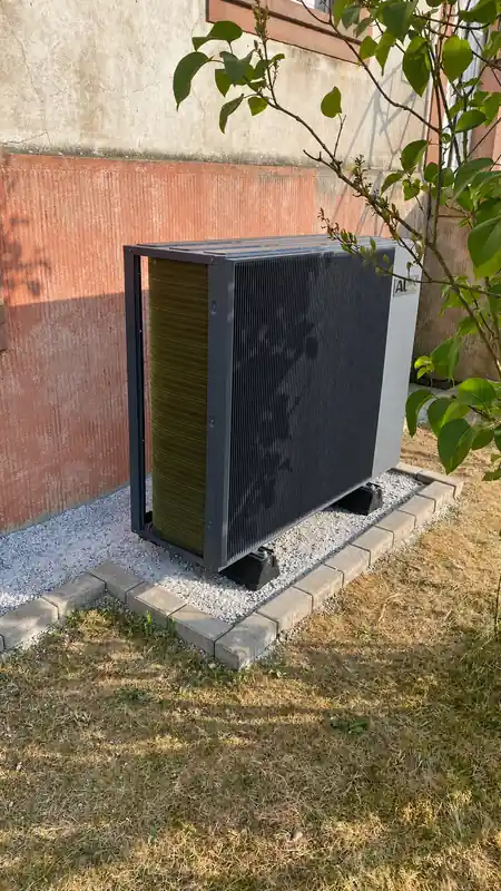 Unité extérieure de la pompe à chaleur air-eau R290 AUX France TITAN 14 kW à Oberbronn