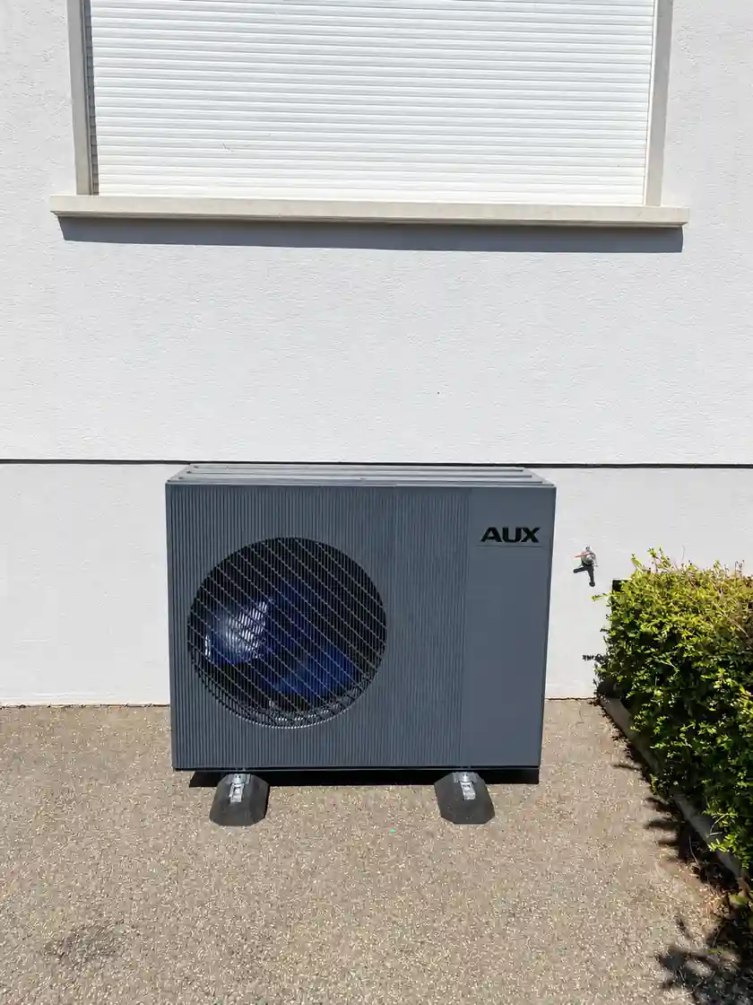 Pompe à chaleur air-eau R290 AUX TITAN 10 kW installée à Wittenheim — unité extérieure