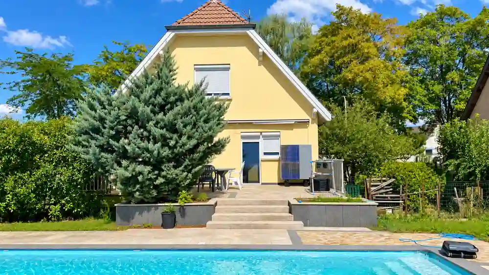 Pompe à chaleur air-eau R290 Viessmann installée à Vogelgrun — unité extérieure côté terrasse, vue d'ensemble