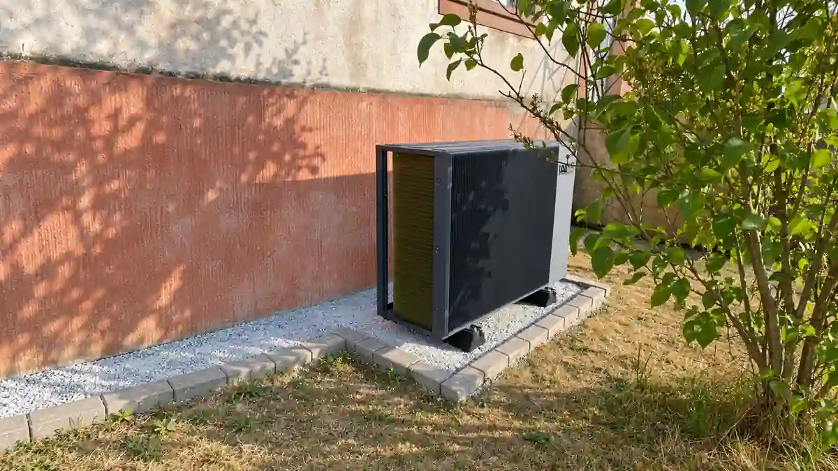 Pompe à chaleur air-eau R290 haute température AUX France installée à Oberbronn par Solest Énergies