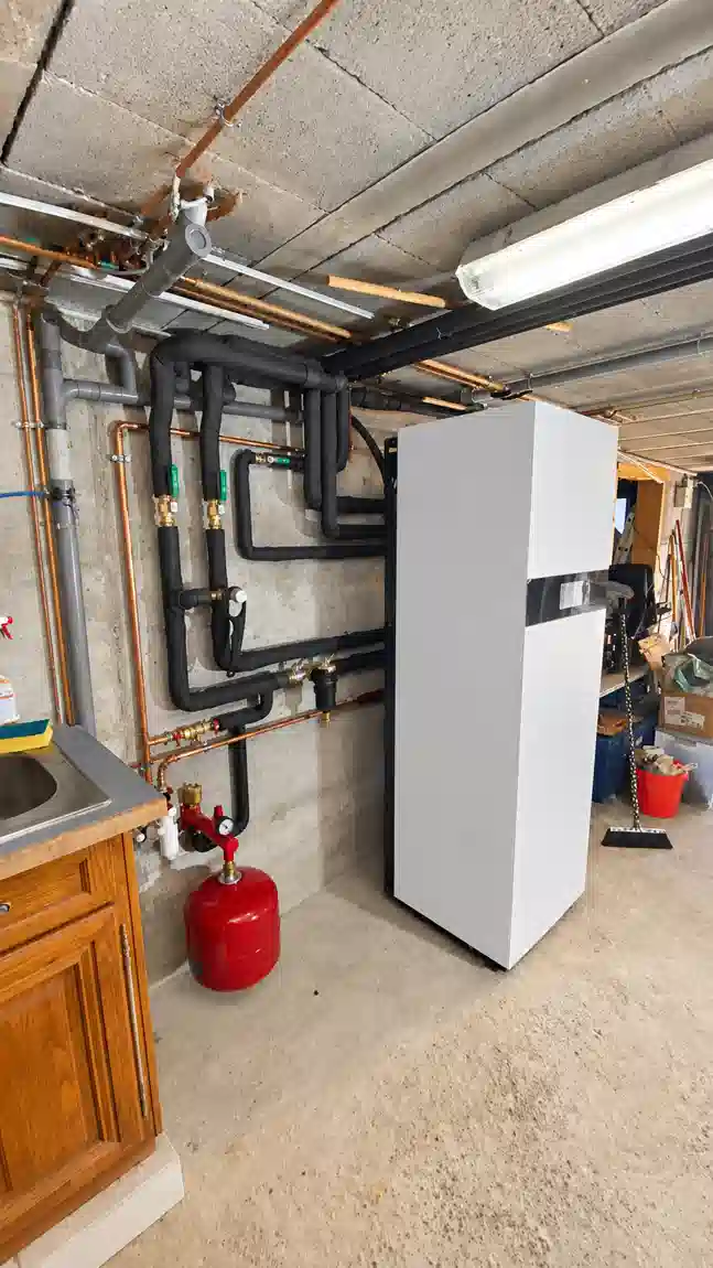 Unité intérieure de la pompe à chaleur Viessmann à Vogelgrun — nouvelle chaufferie, vue d'ensemble