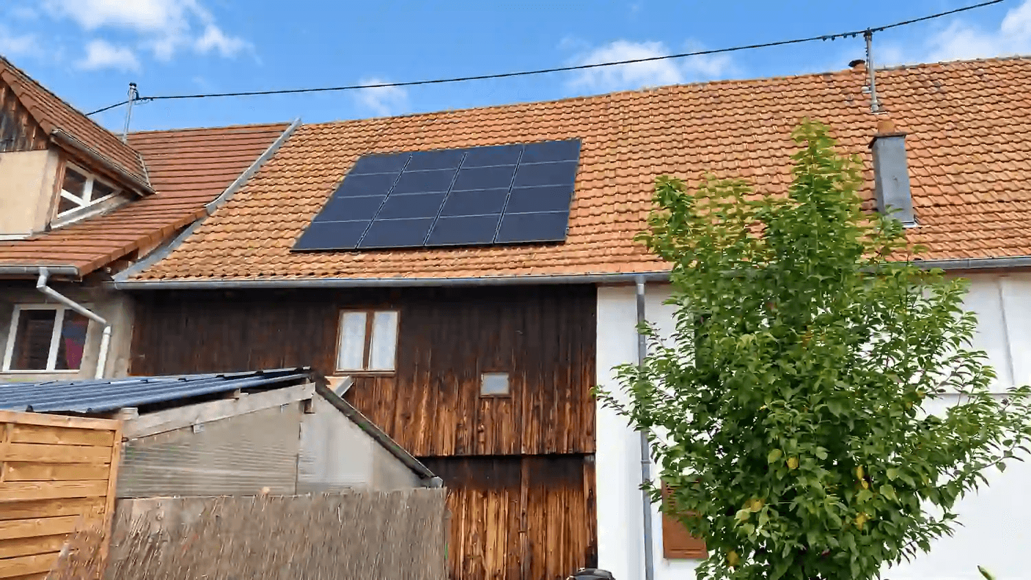 Panneaux photovoltaïques Jinko Solar fixés en surimposition à Fellering — vue rapprochée