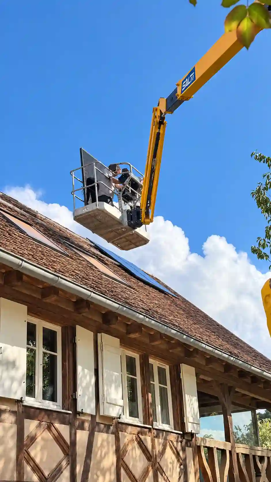 Nacelle utilisée pour installer les panneaux photovoltaïques sur une toiture ancienne à Schalkendorf