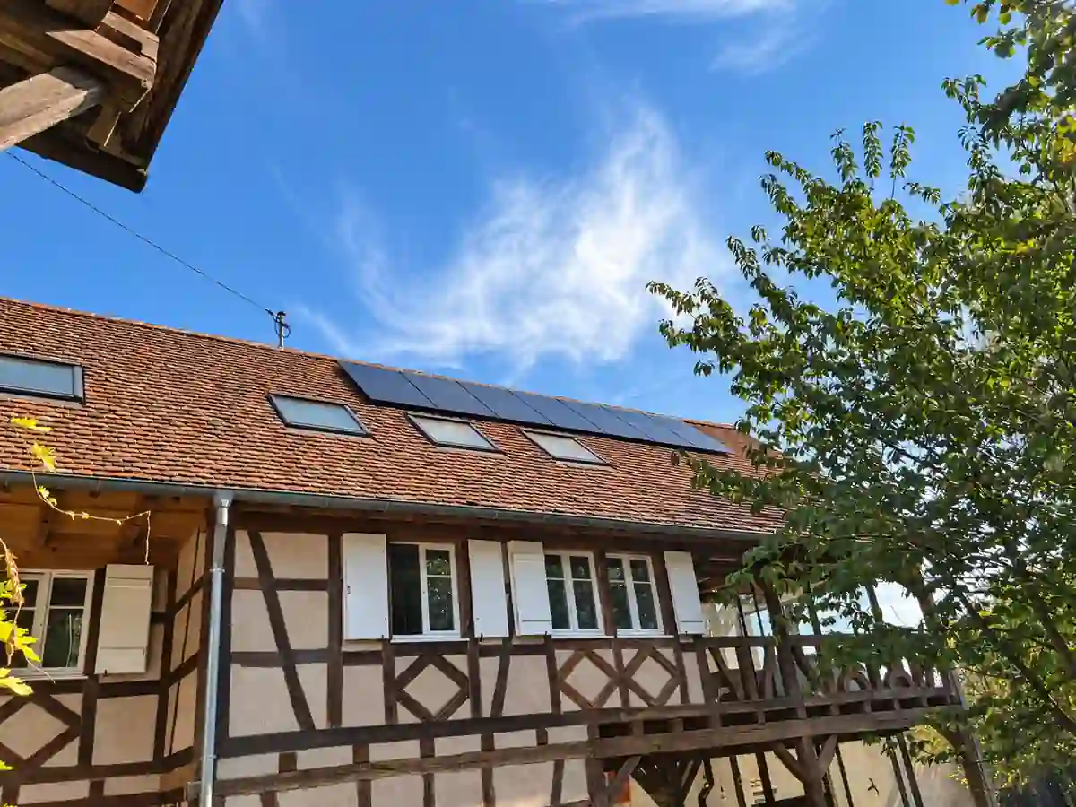 Panneaux photovoltaïques Jinko Solar posés en surimposition sur la toiture d'une maison à Schalkendorf