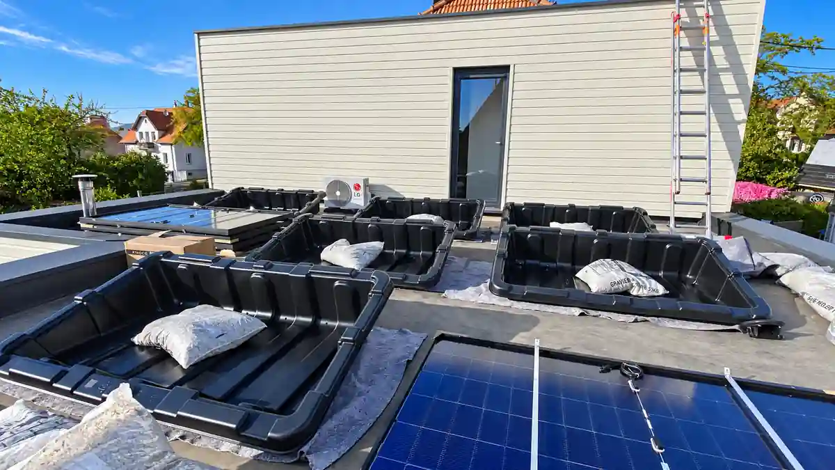 Pose des panneaux photovoltaïques sur bacs à lester Renusol ConSole+ sur toiture terrasse à Sélestat