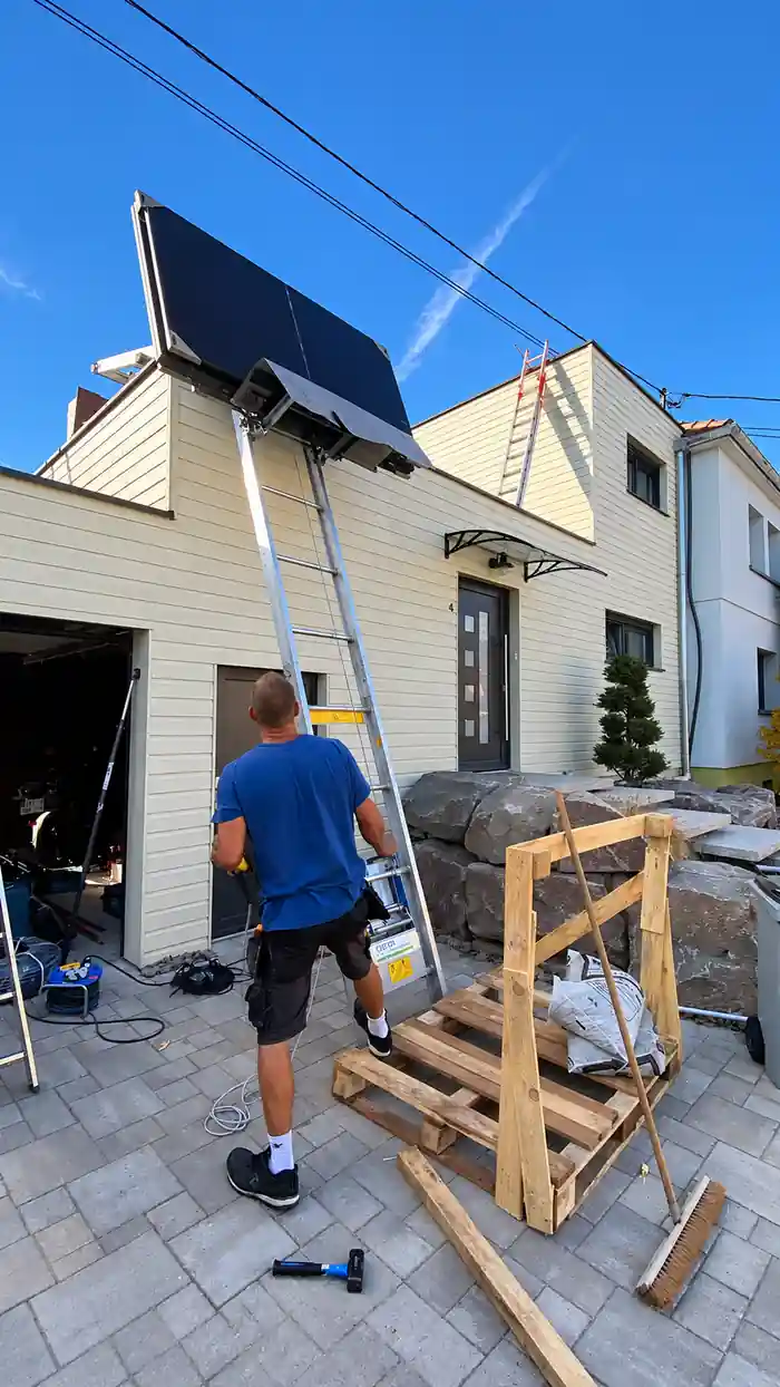 Monte-charge utilisé pour acheminer les panneaux photovoltaïques en toiture à Sélestat