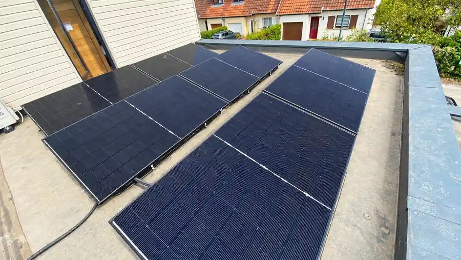 Panneaux photovoltaïques Jinko Solar installés sur toiture terrasse à Sélestat — toit n°1