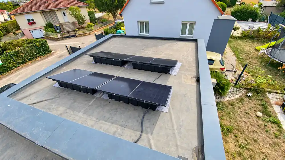 Panneaux photovoltaïques Jinko Solar installés sur toiture terrasse à Sélestat — toit n°2